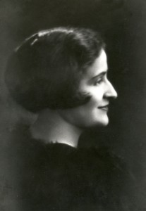 portret Iłłakowiczówny, fotografia profilem, kobieta z ciemnymi włosami do ucha