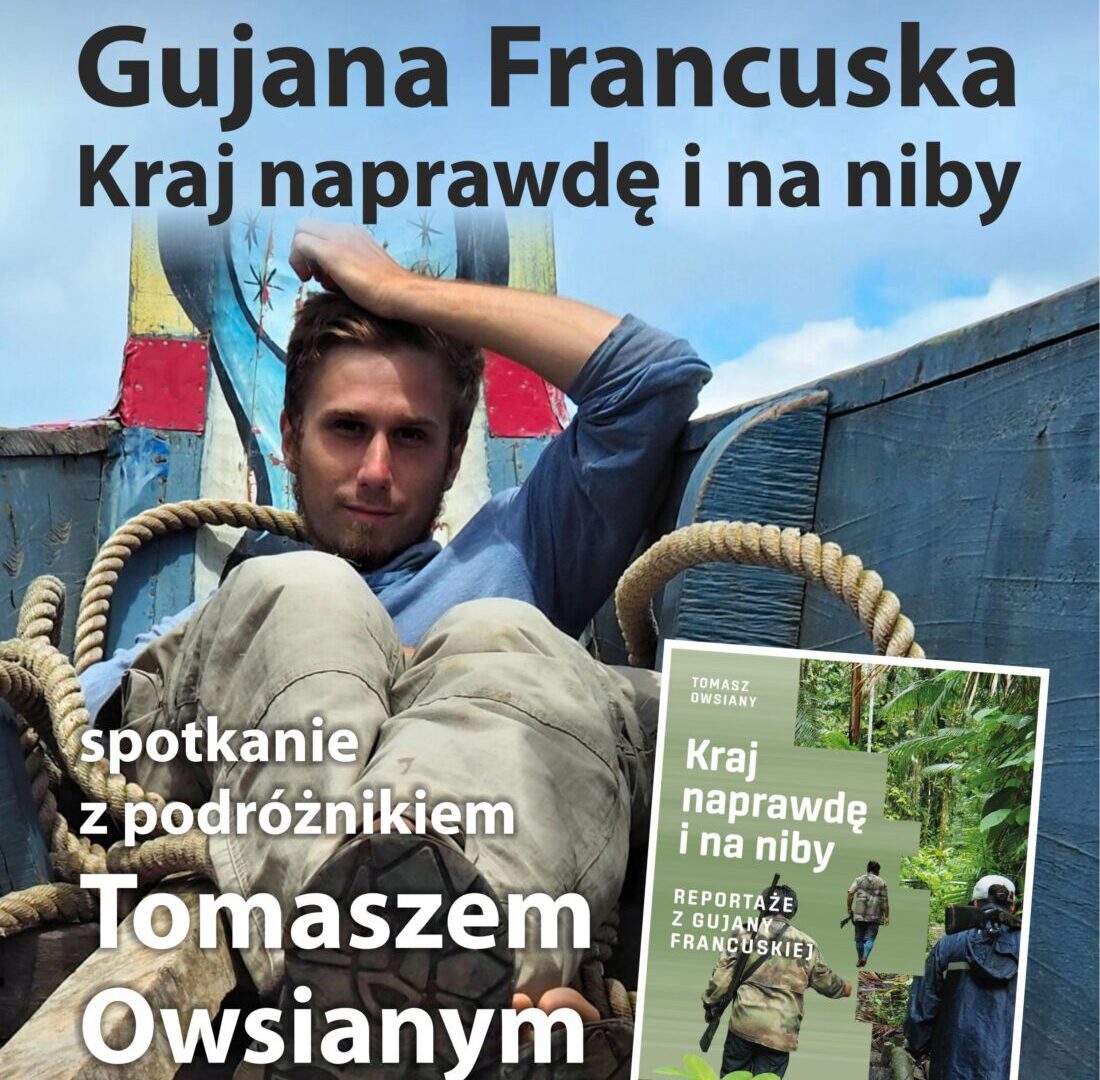 Plakat do spotkania o Gujanie Francuskiej. Młody mężczyzna leży w łodzi rybackiej, ma na sobie niebieską bluzę, piaskowe spodnie, obok leżą liny. W dolnym rogu okładka książki, na której wśród bujnej zieleni widnieją mężczyźni z bronią.