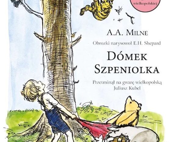 Okładka książki Dómek Szpeniolka. Narysowane postaci z Kubusia Puchatka stoją pod drzewem. Krzyś , Kubuś, Kłapouchy i Prosiaczek trzymają rozciągnięty kawałek czerwonej tkaniny, na która spada z drzewa Tygrys.