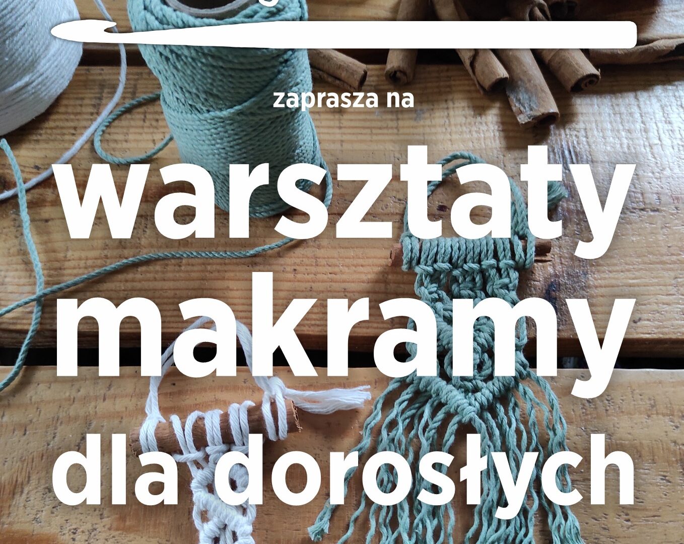 Plakat do wydarzenia. Na fotografii pod białym napisem warsztaty makramy dla dorosłych widać drewniane deski, na nich popielate i niebieskie sznurki i sploty, w górnym roku mandarynki i laski cynamonu.