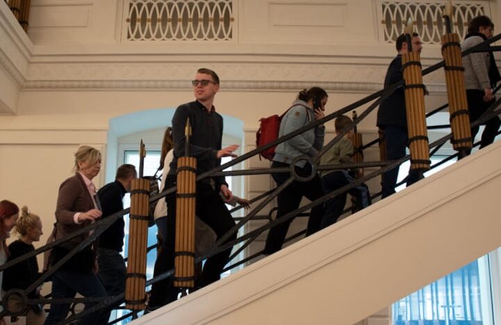 Ludzie na schodach w zabytkowym gmachu Biblioteki
