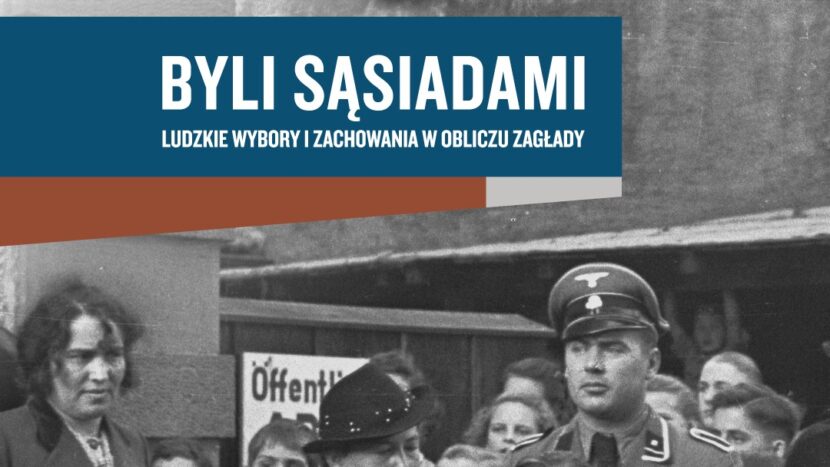 Obrazek do wydarzenia przedstawia czarno-białą fotografię z II wojny światowej. Kilku cywilów pilnowanych przez niemieckiego funkcjonariusza, są to m.in smutne starsze kobiety w płaszczach, kapeluszach, młodsza niesie pod ręką jakieś pakunki. W tle dzieci, młodzież i ludzie w oknie oglądający tę scenę.