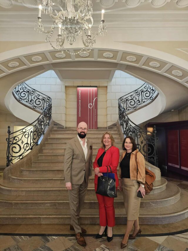 fotografia przedstawia prof. Piotra Pokorę, dyrektor Katarzynę Kamińską i o dr Magdalenę Komosę w Narodowym Instytucie Fryderyka Chopina 