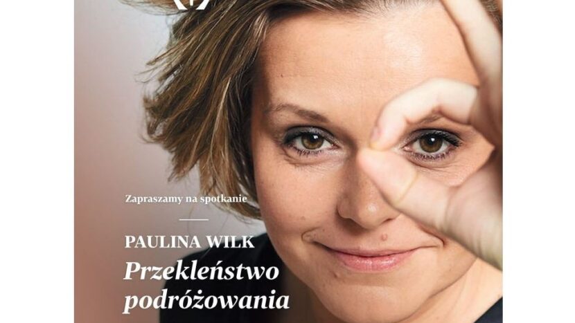 Obrazek do wydarzenia, okłądka czasopisma "W drodze" z auyotką, Pauliną Wilk na okładce. Kobieta, szatynka, lekko uśmiechnięta, jedynm okiem patrzy przez stykający się kciuk i palec wskazujący.