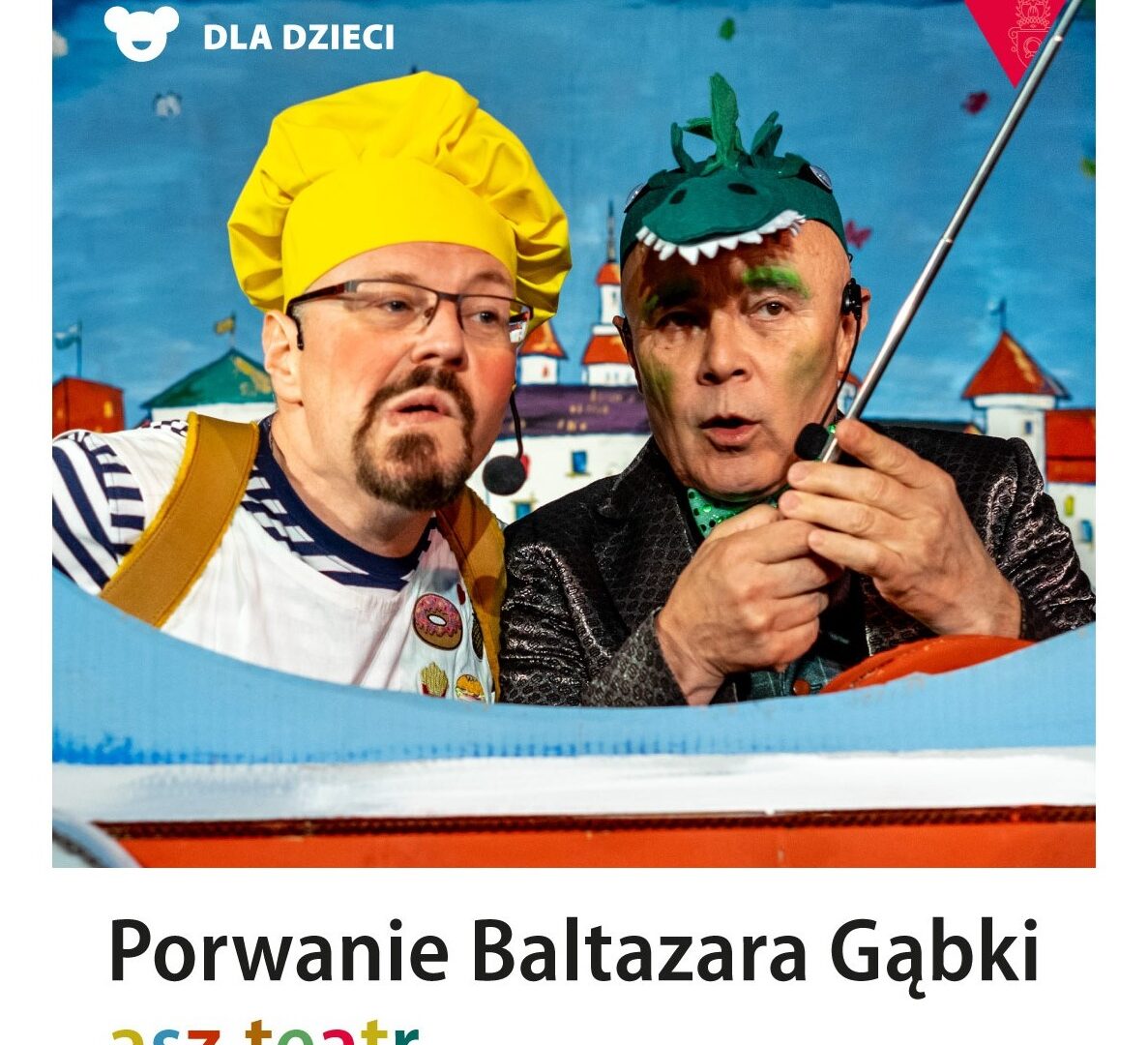 Obrazek do wydarzenia, aktorzy na tle scenografii przedstawiającej miasto. Aktor po lewej w żółtej kucharskiej czapie, a po prawej z zieloną maska smoka na głowie i zielonymi brwiami.