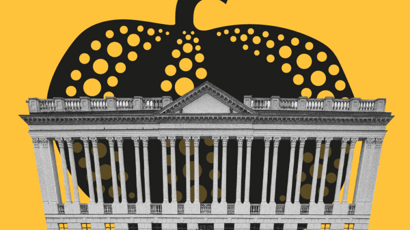 Grafika przedstawia wielką czarną dynię, wyłaniającą się z zza budynku Biblioteki Raczyńskich