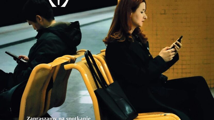 Obrazek do wydarzenia, dwoje ludzi, kobieta i mężczyzna siedzą plecami do siebie na peronie. W ręku mają smartfony.