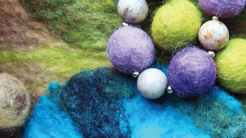 Obrazek do wydarzenia. Na brawnym tle filcowe kulki w kolorach zielonym, fioletowym i liliowym.