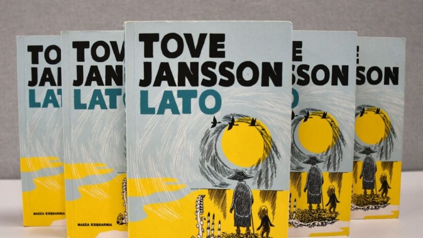 Obrazek do wydarzenia, okładka książki przedstawia rysunek w kolorach popielato-żółtym. Narysowane postaci, mniejsza postać z dłuższymi włosami i większa postać w kapeluszu, patrzą w stronę ogromnego słońca, nad nimi trzy czarne ptaki.