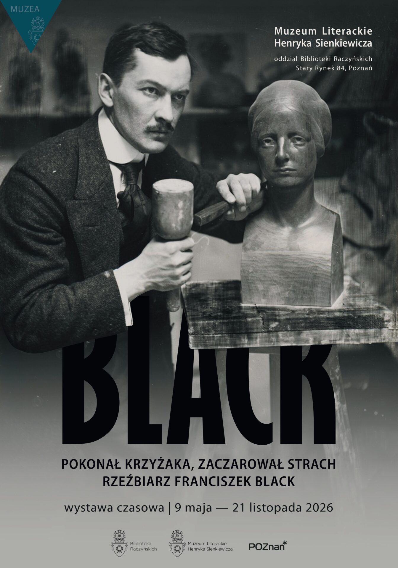 Plakat wystawy. Czarno biała fotografia artysty - mężczyzna w garniturze, z wąsem, patrzący w dal, trzyma dłuto przy rzeźbie - popiersiu kobiety.