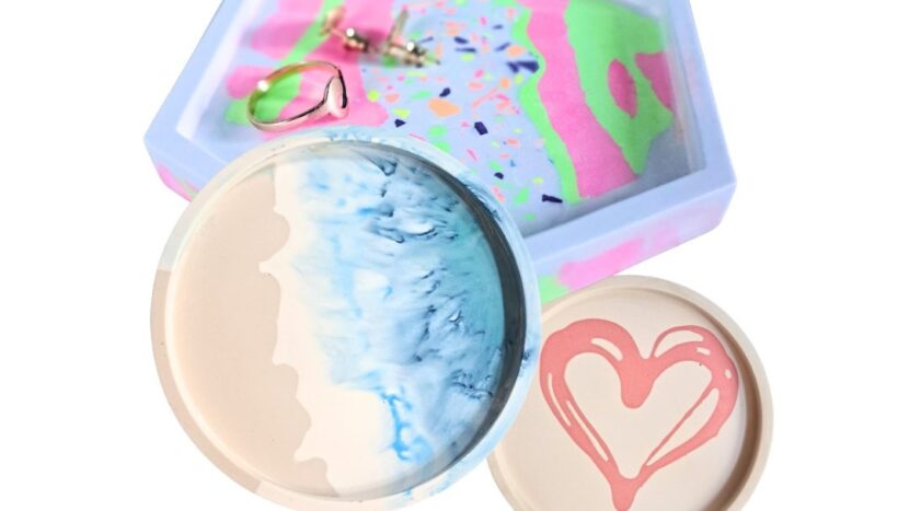 Obrazek do wydarzenia, trzy formy z kolorowymi pastelowymi plamami farb.