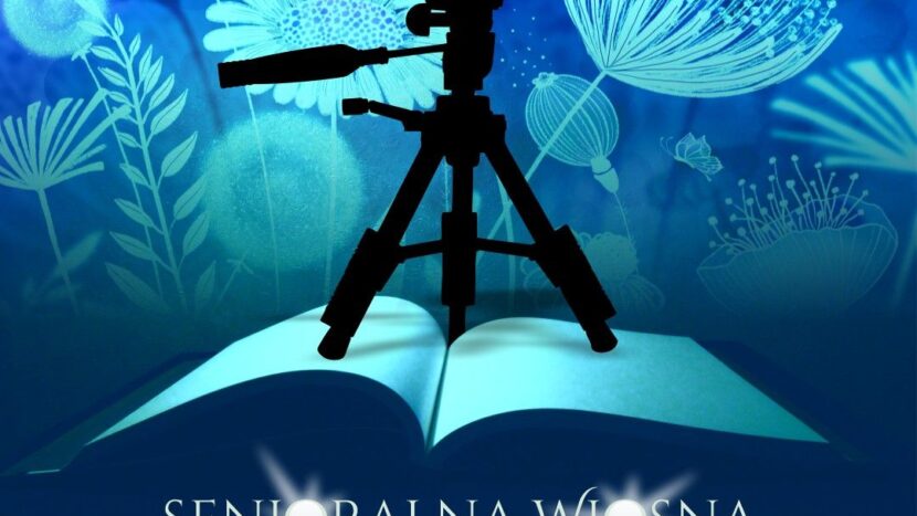 Grafika cyklu: na tle jasnych kwiatów na niebieskim tle widać czarny aparat fotograficzny.