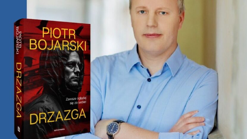 Obrazek do wydarzenia, autor, mężczyzna w błękitnej koszuli, stoi oparty o ścianę, obok okładka książki w ciemnej tonacji, na czerwonym tle mężczyzna w kapturze.