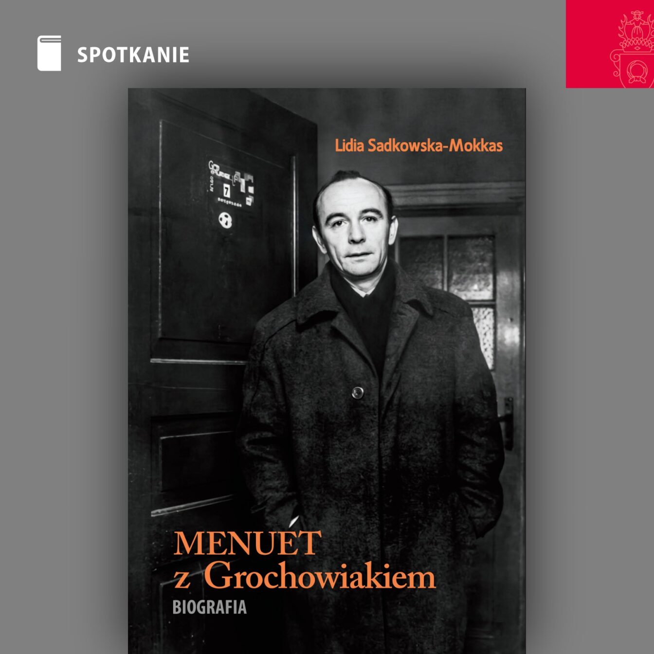 Obrazek do wydarzenia, okładka książki z czarnobiałą fotografią Stanisława Grochowiaka. Autor w ciemnym płaszczu stoi w otwartych drzwiach.
