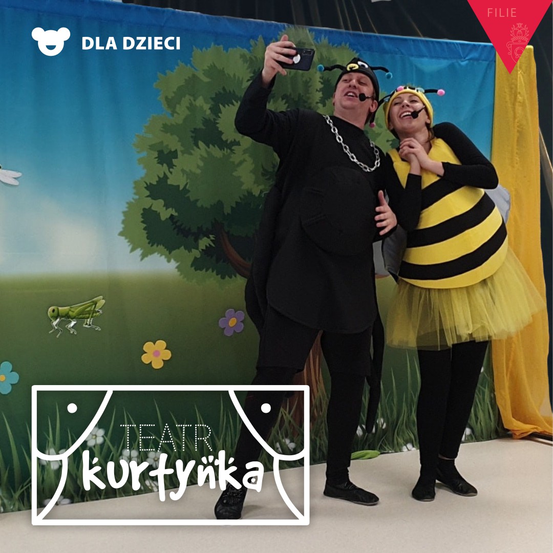 Obrazek do wydarzenia, na tle barwnej scenografii stoją dwie osoby dorosłe przebrane za owady, kobieta to pszczoła, a mężczyzna w czarny stroju przypomina żuka.