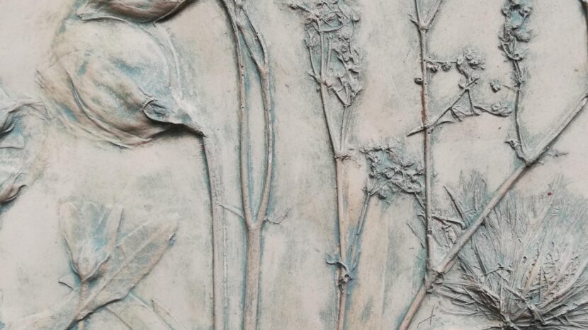 Obrazek do wydarzenia, fragment płaskorzeźby z motywem roślinnym