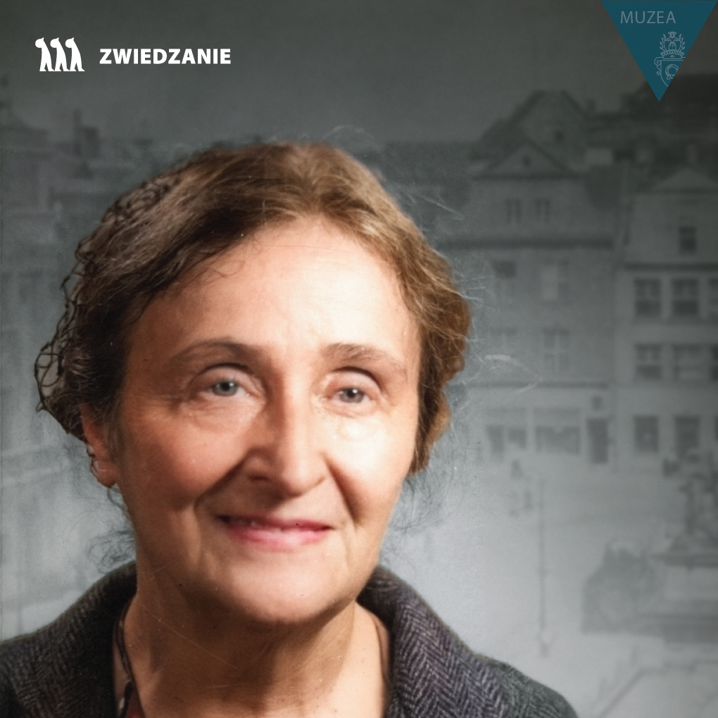 Obrazek do wydarzenia, barwna fotografia poetki, uśmiechnięta kobieta w podeszłym wieku, uśmiecha się łagodnie.