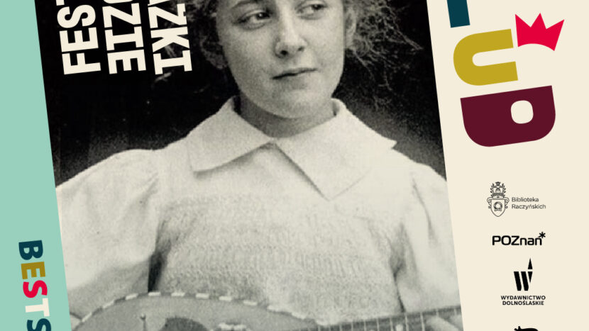 Obrazek do wydarzenia, fotografia Agaty Christie w młodym wieku. Kobieta w białej bluzce trzyma małą mandolinę i patrzy figlarnie.