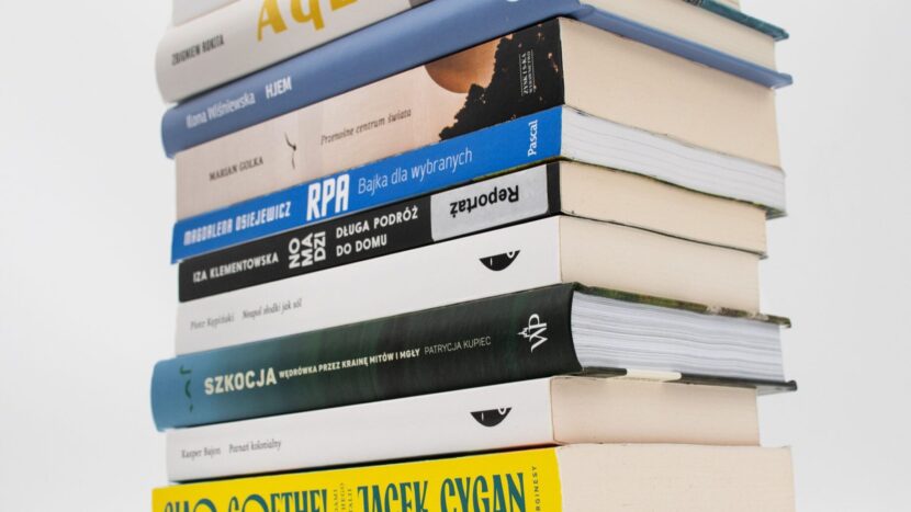 stosik książek nominowanych do nagrody