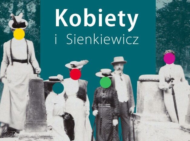 Grafika do wydarzenia przedstawia czarnobiałą fotografię na turkusowym tle. Na fotografii dziewiętnastowieczna rodzina na kamiennych schodach. Kobiety mają kolorowe kółka w miejscu twarzy.