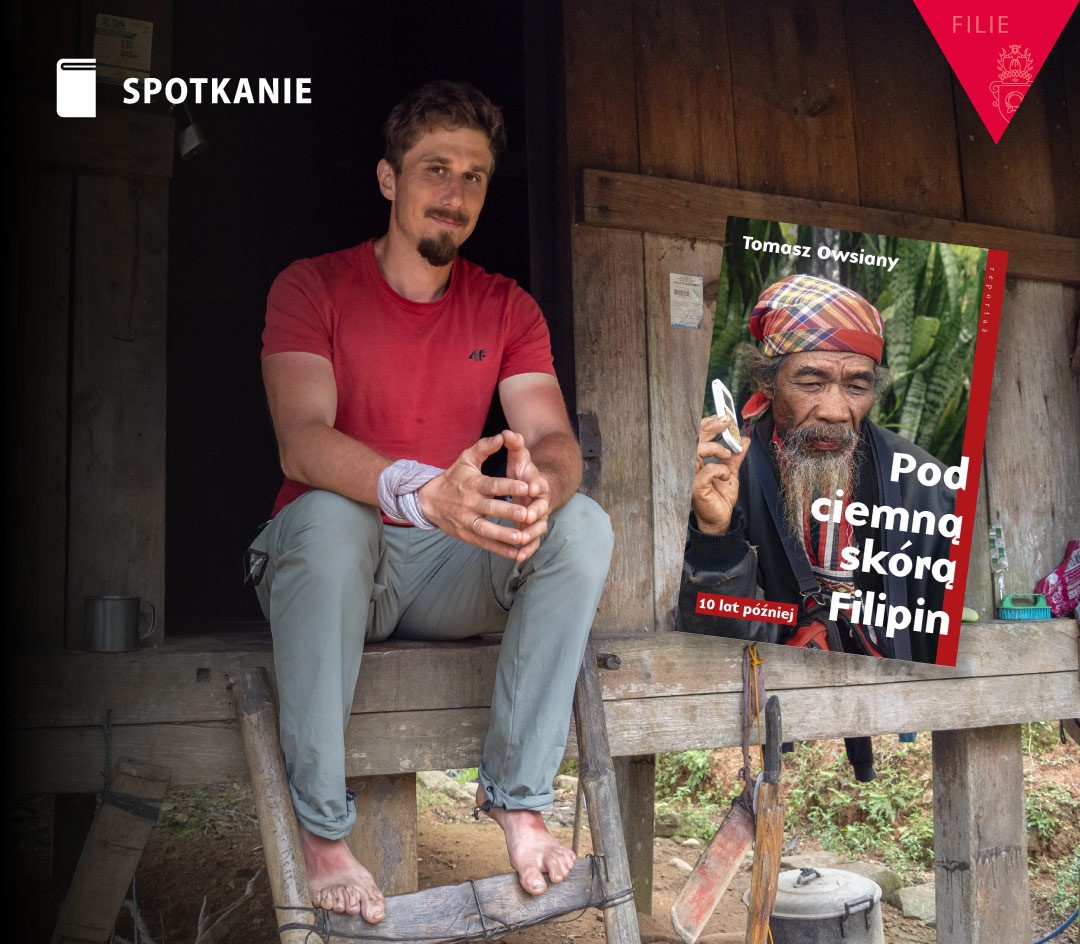 Obrazek do wydarzenia. Fotografia, na której młody mężczyzna w czerwonej koszulce siedzi w wejściu do drewnianego pomieszczenia. Obok okładka książki ze starszym mężczyzną w chuście na głowie.