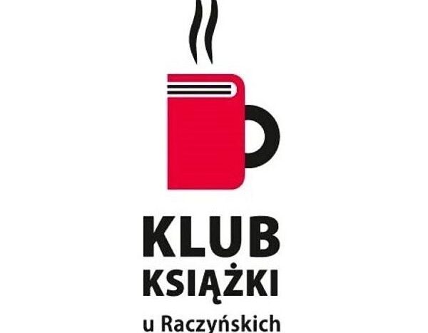 Na białym tle widnieje czerwony kształt będący jednocześnie książką oraz kubkiem z uszkiem, z którego paruje gorący napój. Podpis pod grafiką brzmi Klub książki u Raczyńskich