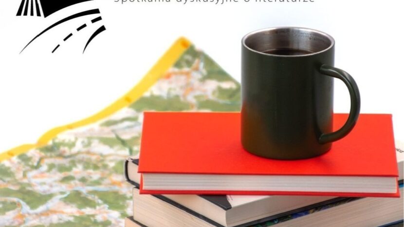 Obrazek do wydarzenia, na mapie leży stosik książek, na którym stoi kubek. W górnym rogu logo cyklu - ksiązka w kształcie namiotu, obok pas drogi.