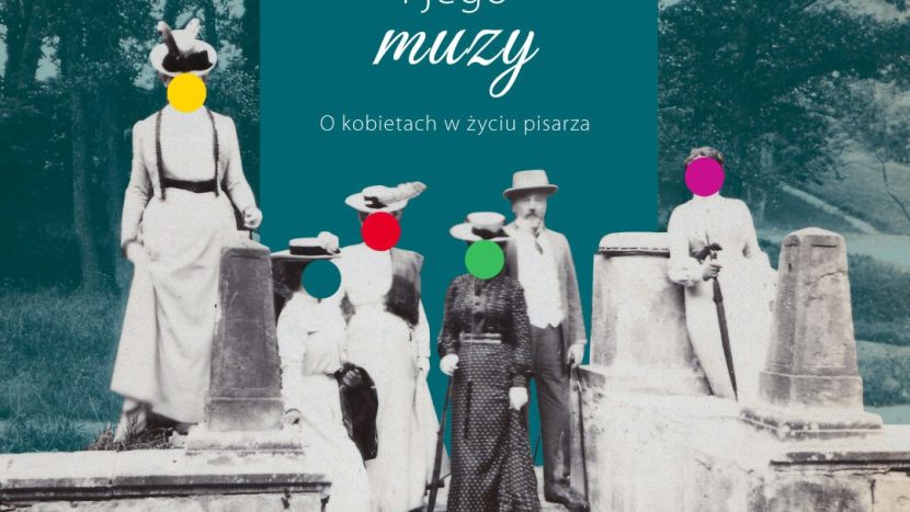 Grafika do wydarzenia przedstawia czarnobiałą fotografię na turkusowym tle. Na fotografii dziewiętnastowieczna rodzina na kamiennych schodach. Kobiety mają kolorowe kółka w miejscu twarzy.