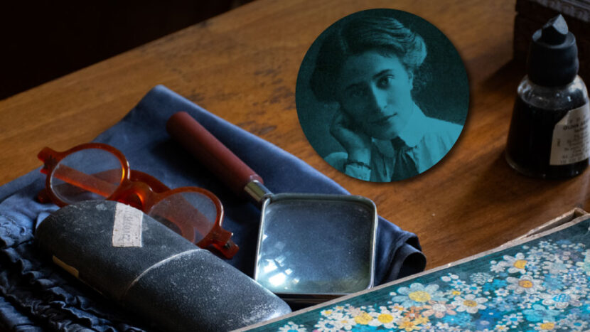 Obrazek do wydarzenia, fotografia fragmentu biurka, na nim między innymi lupa, okulary, etui. W kółku fotografia poetki.