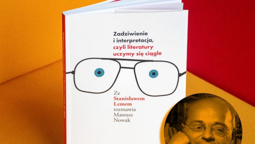 Obrazek do wydarzenia, na pomarańczowo-czerwonym tle biała okładka książki o Stanisławie Lemie z charakterystycznymi okularami. Poniżej w kole fotografia Lema.