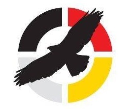 Obrazek do wydarzenia przedstawia czarnego ptaka w locie, prawdopodobnie orła, wpisanego w okrąg podzielony na cztery części w kolorach czerwonym, żółtym, popielatym i czarnym.