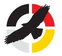 Obrazek do wydarzenia przedstawia czarnego ptaka w locie, prawdopodobnie orła, wpisanego w okrąg podzielony na cztery części w kolorach czerwonym, żółtym, popielatym i czarnym.